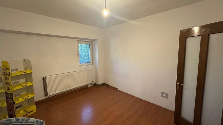 Apartament cu 3 camere nedecomandat în Central