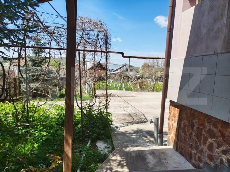Casă individuală cu 10 camere cu Canalizare în Pucioasa