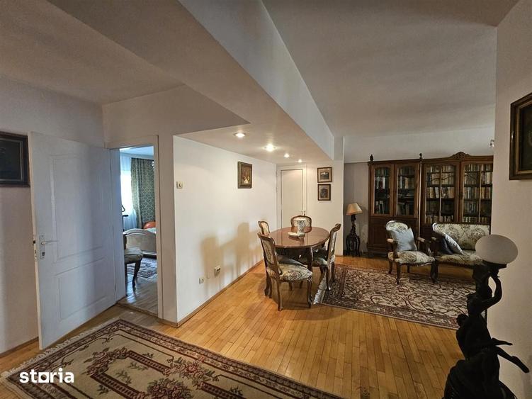 Apartament cu 4 camere decomandat în Hala Centrală