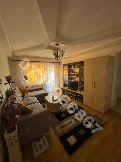 Apartament cu 3 camere semidecomandat în Girocului