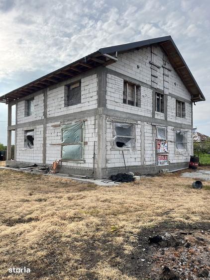 Casă cu 5 camere cu Teren 1553 Mp în Blejești