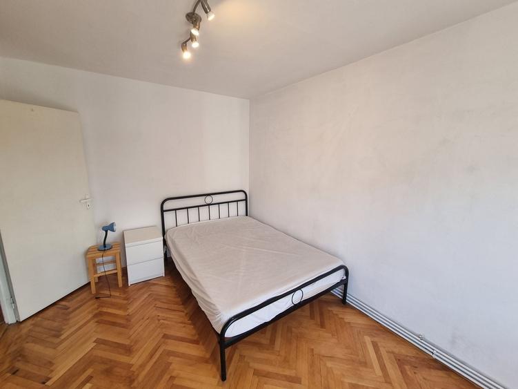 Apartament cu 3 camere semidecomandat, mobilat în Girocului