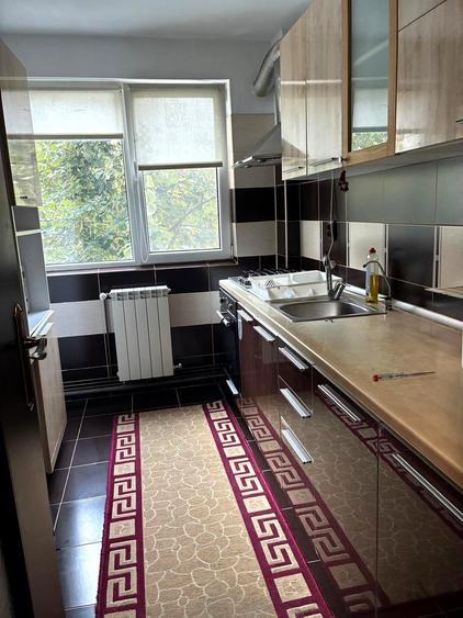 Apartament cu 3 camere semidecomandat, mobilat în Podu Roș