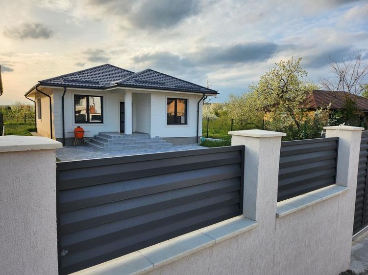 Casă cu 3 camere decomandat în Păulești