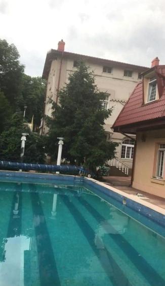 Bijuterie Arhitecturală: Refugiul tău de Lux cu Piscină în Inima Orașului - 3