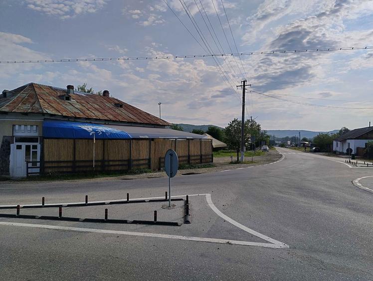 Casa de vanzare la Strada + Pamant . Septebrie . - 2