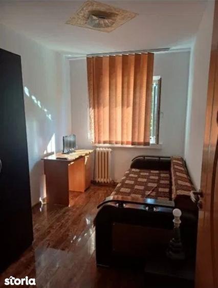 Apartament cu 3 camere decomandat, mobilat în Nicolina