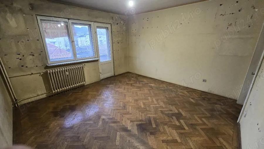 Proprietar vand apartament decomandat 3 camere 90 mp Brad zona Spital - 5