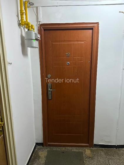 Vand 2 apartamente situate în aceiași scară de bloc.