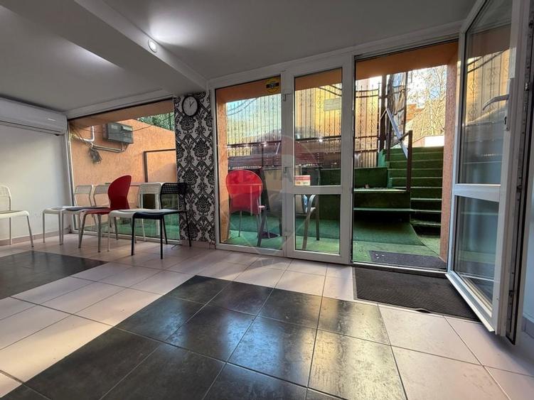 Spatiu comercial cochet de inchiriat in zona Moinesti - 1