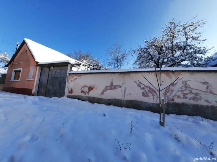 Casa de vanzare cu gradina mare si loc de casa cu front stradal mare - 1