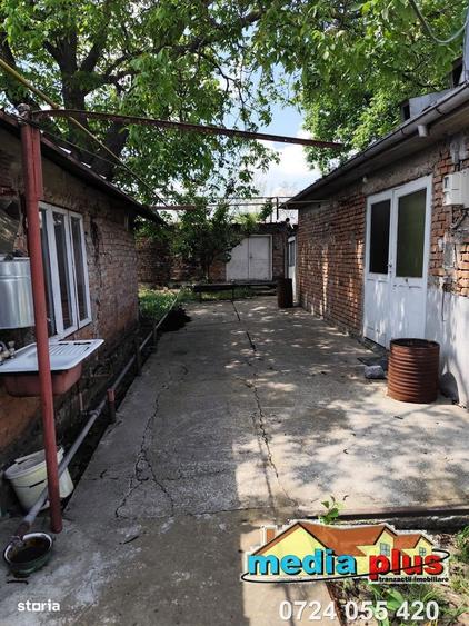 Casa cu teren 1374 mp in vatra veche a comunei Vanatori 56.000 Euro - 1