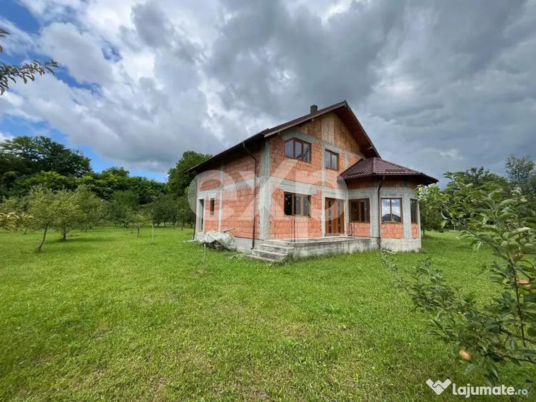 Casă cu 4 camere cu Teren 3400 Mp în Pucioasa-Sat