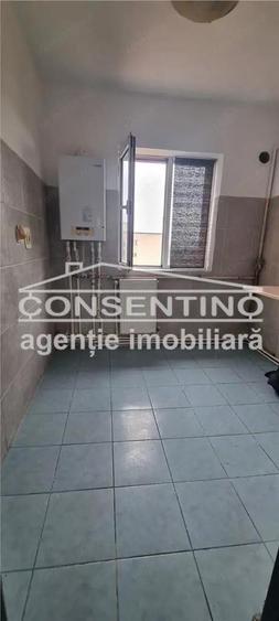 Se vinde imobil cu 2 camere , bdul N. Balcescu , liber , decomandat - 1