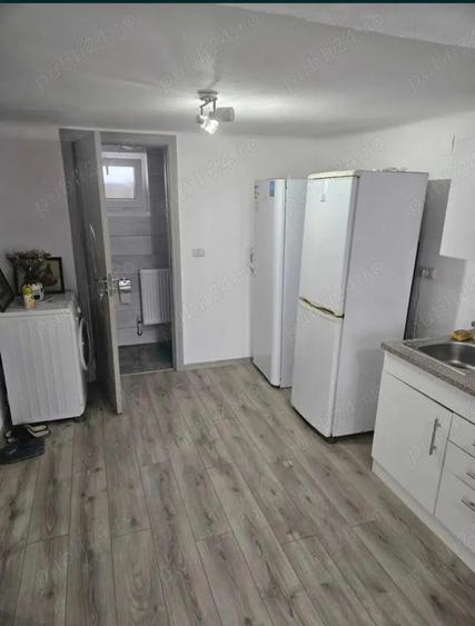 Casa par?ial renovata , zona lini?tita , negociabil, acte la zi . Pret valabil pana la 31 decembrie - 4