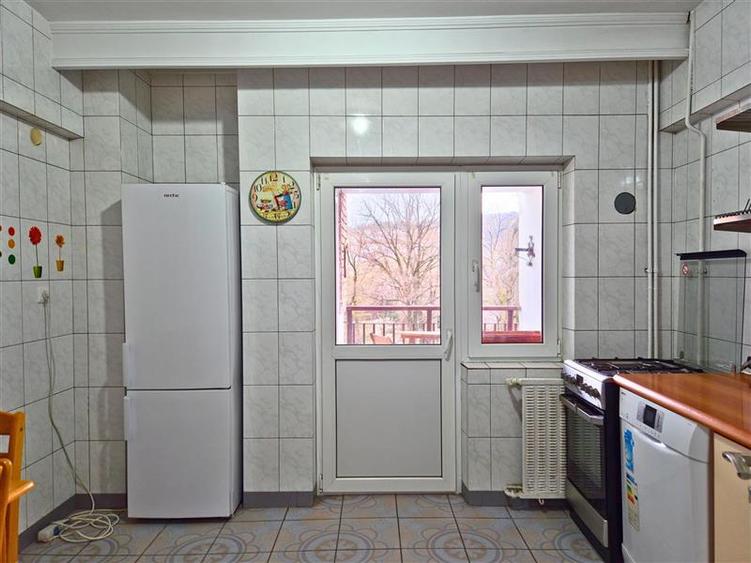 DE INCHIRIAT - 3 CAMERE, CENTRAL, BLOC CU LIFT - 5