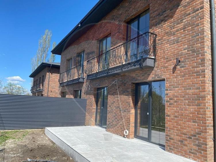 Duplex cu 4 camere cu Teren 134 Mp în Central