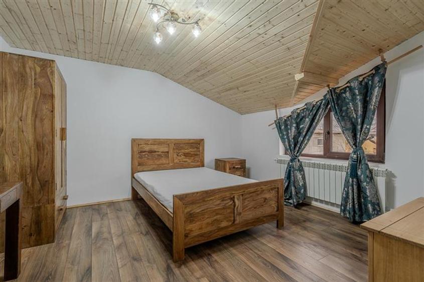 Casă individuală cu 5 camere cu Canalizare în Central