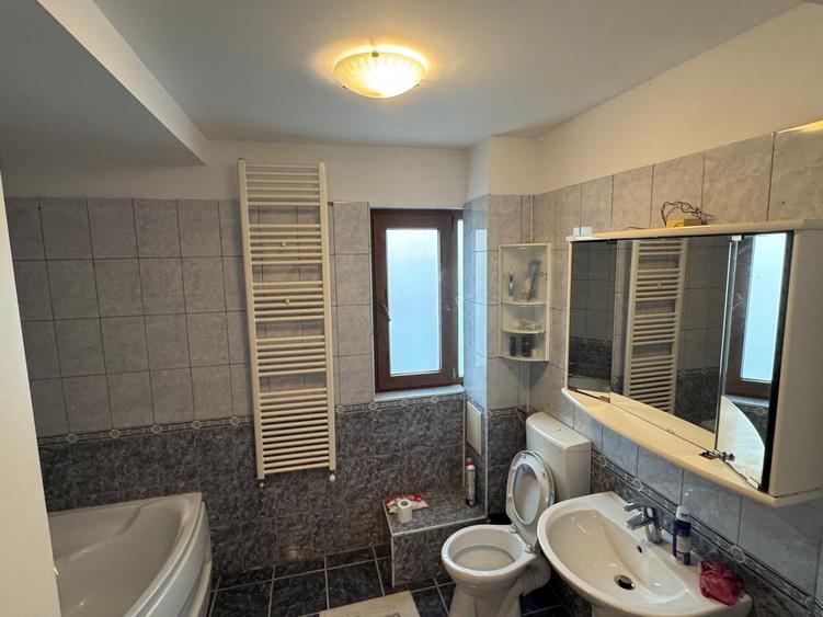 Casă individuală cu 6 camere cu Canalizare în Titan
