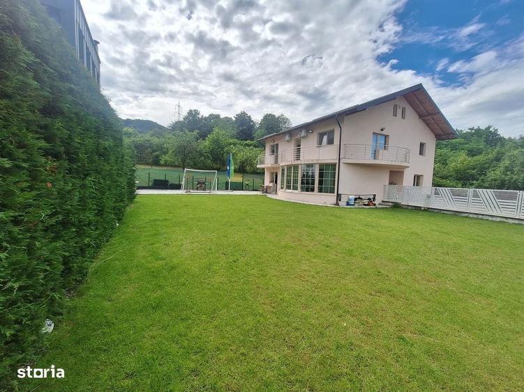 Casă cu 4 camere în Dealul Malului