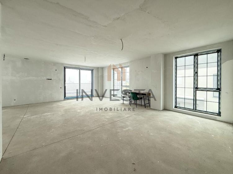 Penthouse cu 4 camere semidecomandat în Europa