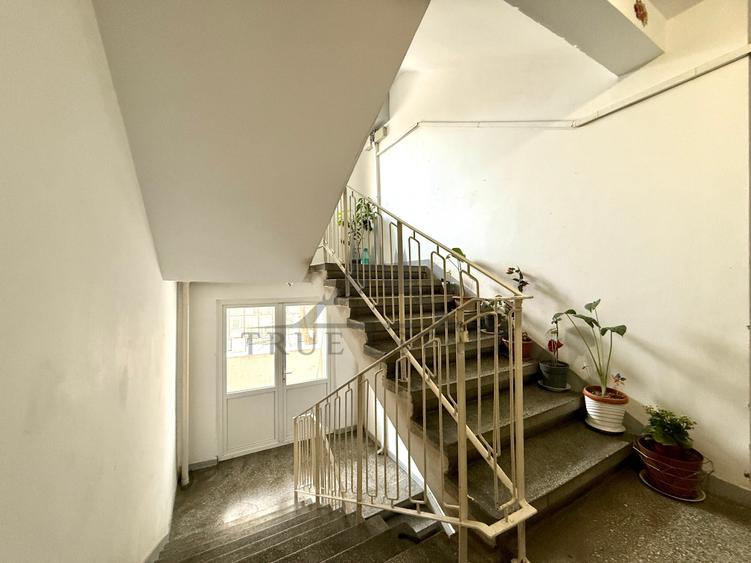 Apartament cu 3 camere semidecomandat în 1 Mai