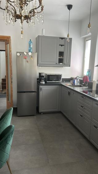 Apartament cu 3 camere semidecomandat în P-ța Dorobanți