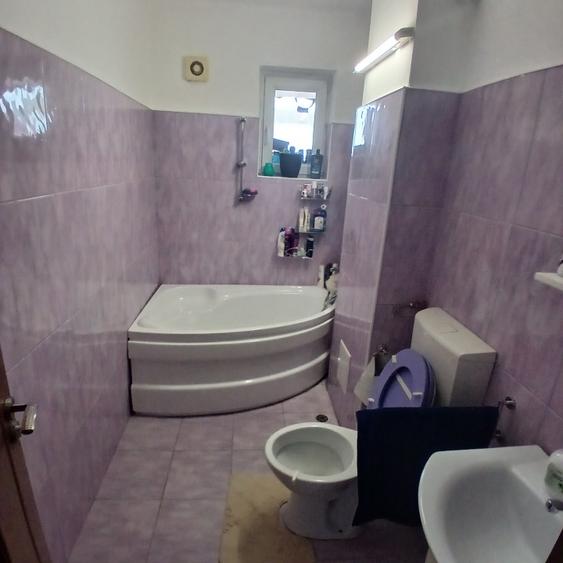 Apartament cu 3 camere semidecomandat în Sud-Est