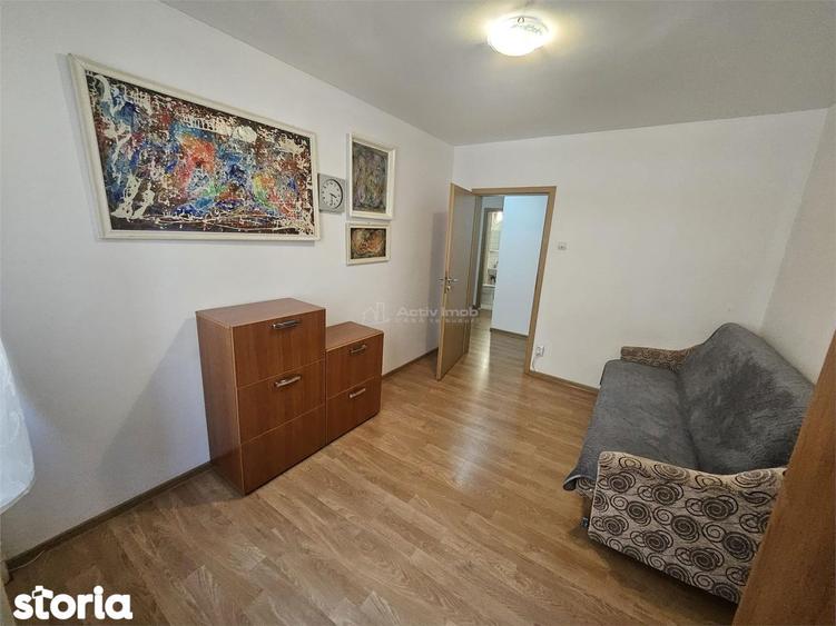 Apartament cu 3 camere decomandat în Tei