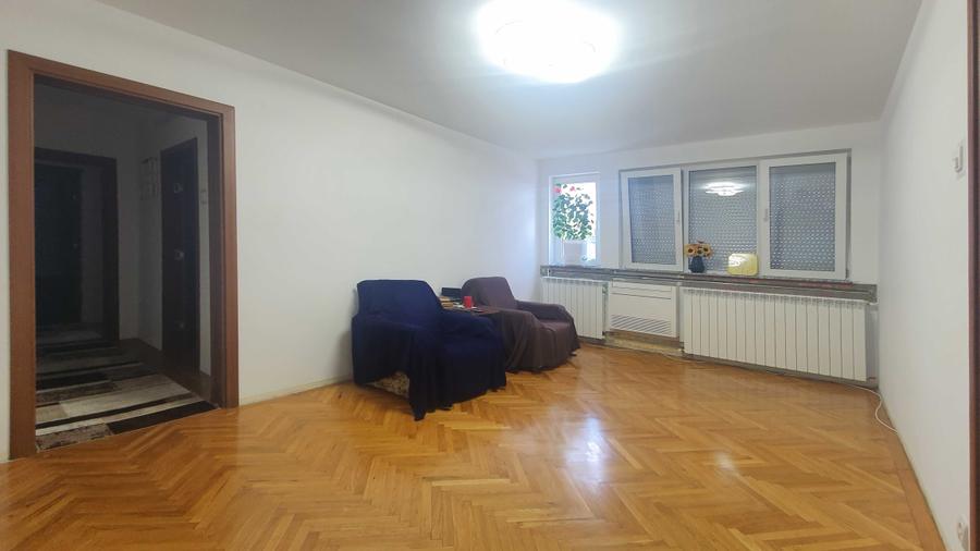 Apartament cu 3 camere semidecomandat în Titan