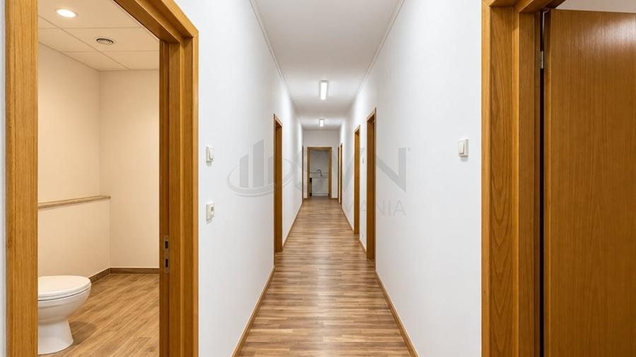 Apartament cu 8 camere decomandat în Aviatorilor
