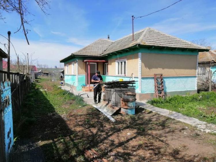 Teren cu casa suprafata totala 824 mp  - 2