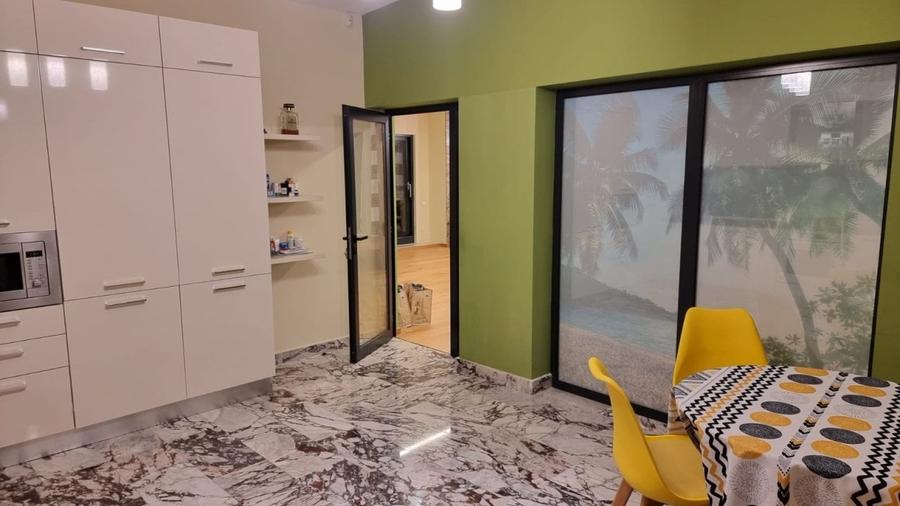 Penthouse cu 5 camere decomandat, mobilat în Central