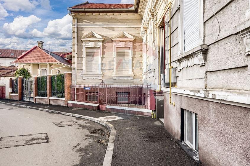 Apartament 4 camere spațioase,  curte,  zona Piata Catedralei - 8