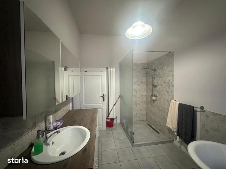 Casă cu 4 camere cu Teren 482 Mp în Central