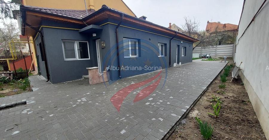 Casa cu 3 camere in zona Centrala