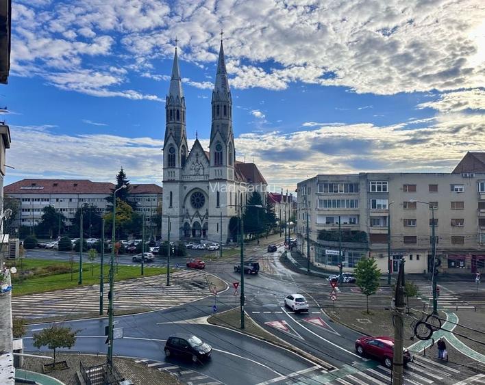 Apartament decomandat 3 camere de închiriat în Piața Bălcescu