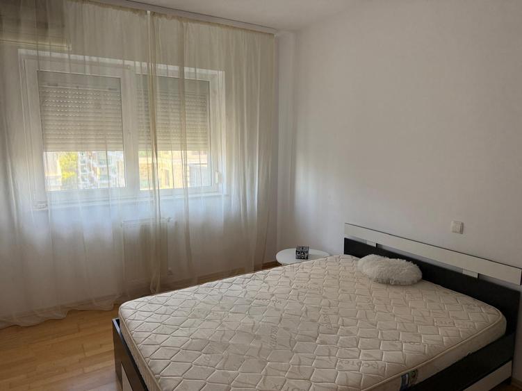 Apartament cu 3 camere decomandat, mobilat în Barbu Văcărescu