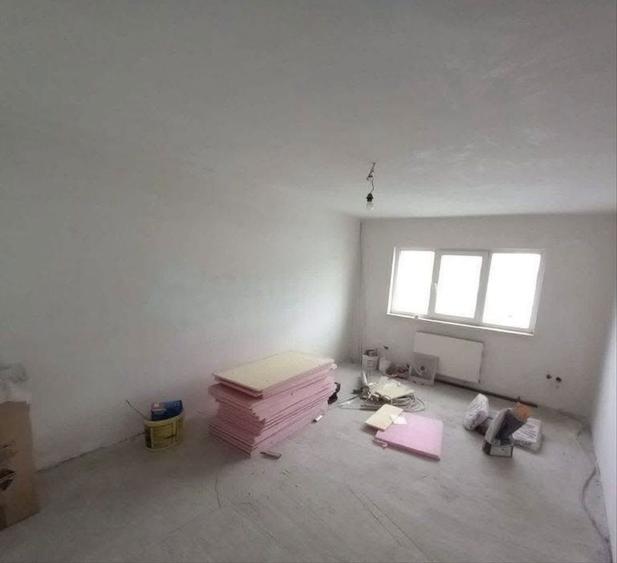 Apartament de vanzare partial renovat - 2