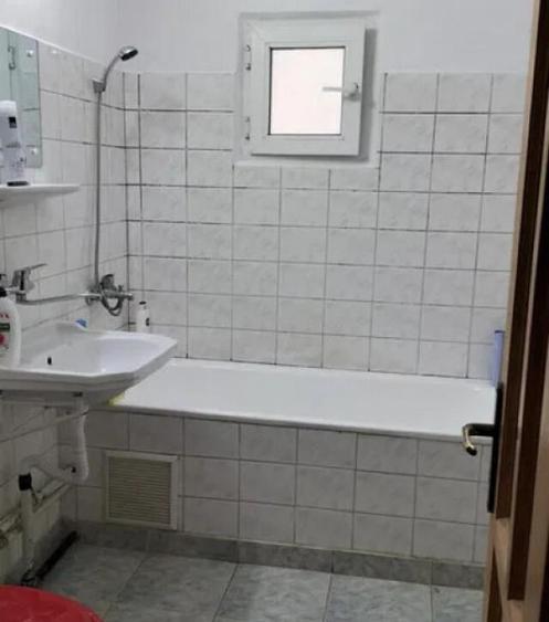 - Apartament 3 camere decomandat, Calarasi 4, etaj 3. - 4