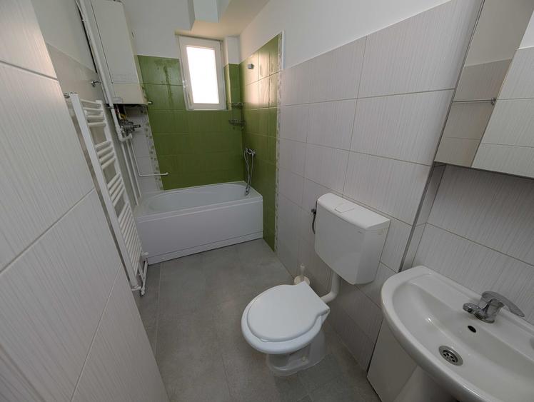 Inchiriez apartament 2 camere in Centru, parcare in curte - 1