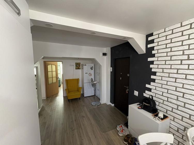 De vanzare / 3 camere / 2 balcoane / 2 bai - 215.000 Euro - 2