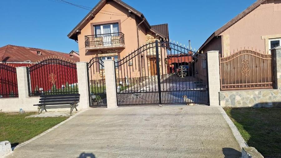 FARA COMISION CASA ELEGANTA 6 camere 3 bai 2 bucatarii garaj curte merita vazut - 1