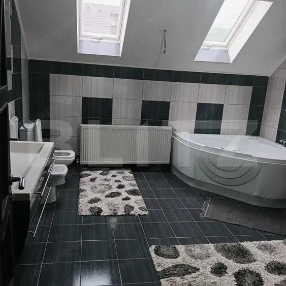 Casa individuala cu 5 camere, 240 mp, 12,8 ari teren, zona nord - 11