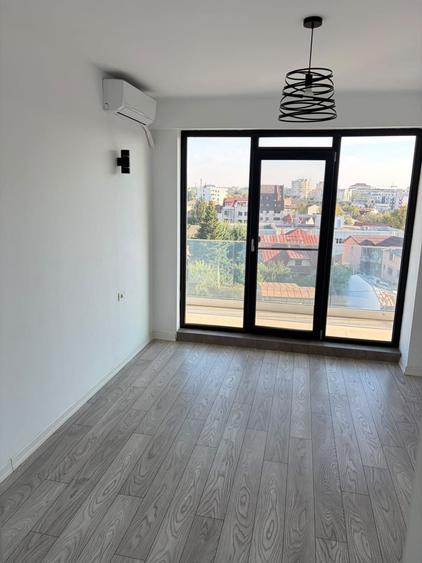 Apartament cu 3 camere semidecomandat, mobilat în Matei Voievod