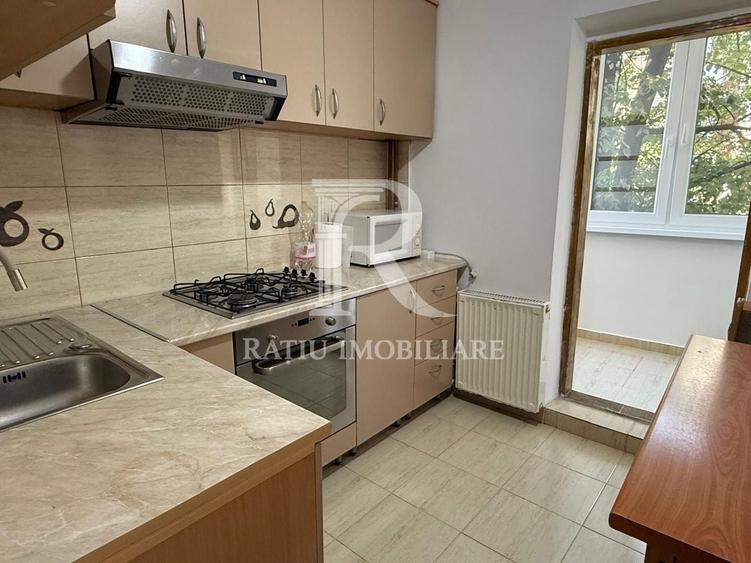 Apartament cu 3 camere decomandat, mobilat în Decebal