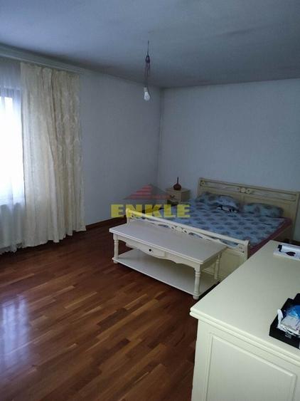 Casă individuală cu 5 camere cu Canalizare în Periferie