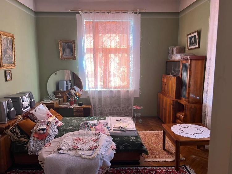 Casă individuală cu 5 camere cu Teren 400 Mp în Central