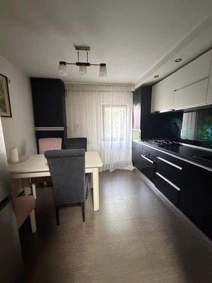 Apartament cu 3 camere decomandat, mobilat în Central