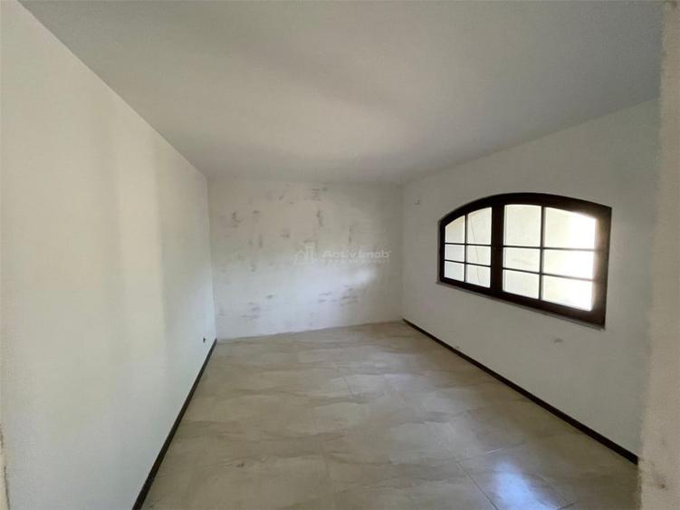 Casă cu 9 camere cu Teren 280 Mp în Petrești